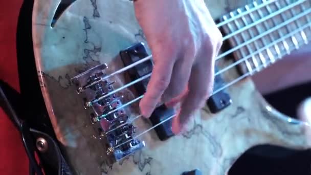 Guitarrista tocando canción indoor — Vídeos de Stock