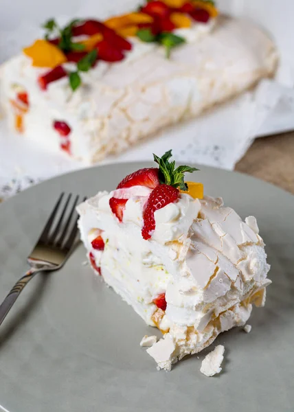 Torta di meringa con panna e lamponi. Roulade, dolce estivo, primo piano. Alimenti, frutta. — Foto Stock