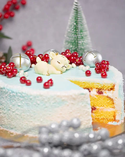 Рождественский торт с фигурой оленя — стоковое фото