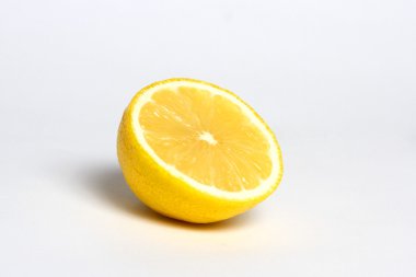 Gri arka plan üzerinde taze limon