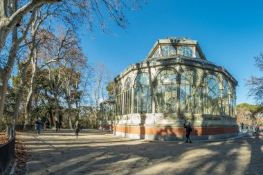 Madrid, İspanya, 14 Aralık 2018: Madrid, Retiro Park 'taki Kristal Saray. Londra Kristal Saray 'ı örnek alarak Reina Sofia Müzesi tarafından düzenlenen sanat sergilerinin yapılacağı yer.