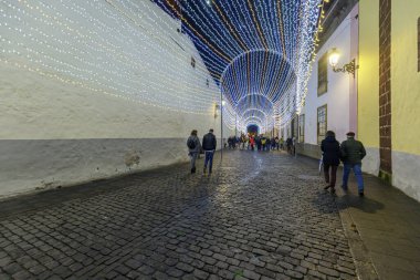 La Laguna, Tenerife, İspanya - 28 Kasım 2020: Bir salgın sırasında yılbaşı ve yeni yıl için dekore edilmiş gece sokakları. Tenerife 'nin eski başkenti La Laguna' da Noel öncesi yürüyüş.
