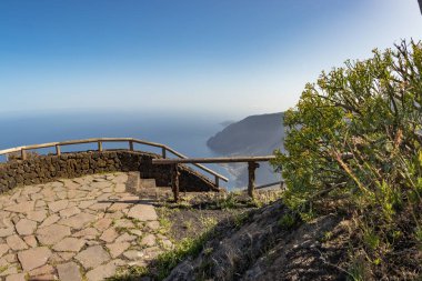 Eski bir kırsal yolun başındaki eski ahşap kemer. Las Playas 'ın hava manzarası. Mirador de Isora, El Hierro adasından muhteşem manzara. İspanya.