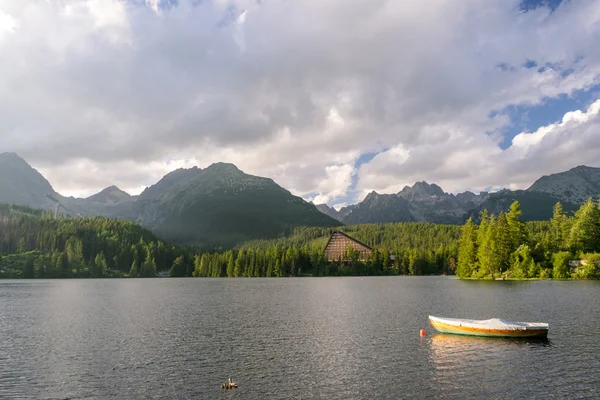 Peaceful mountain scene with mountain — Stock Photo, Image