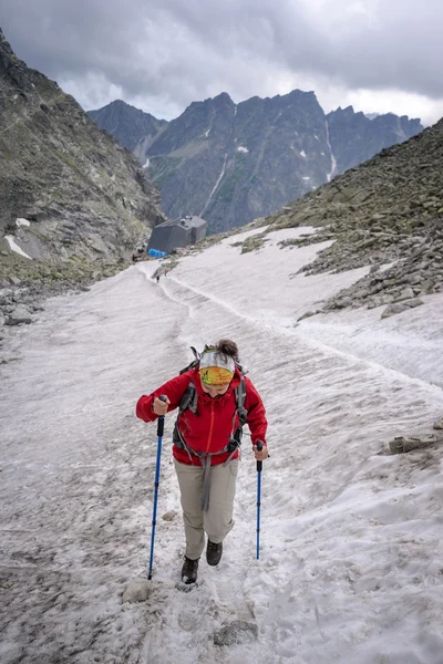 Joven excursionista cruzando campo de nieve . — Foto de Stock
