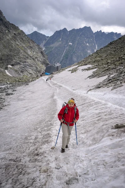 Joven excursionista cruzando campo de nieve . — Foto de Stock