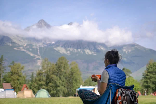 젊은 여성 등산객은 고가 Tatras 산맥 슬로바키아의 아름 다운 보기. — 스톡 사진