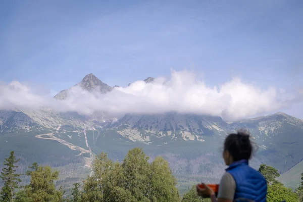 Unga kvinnliga hiker är att ha frukost i ett läger. — Stockfoto