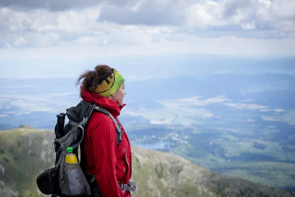 Junge Wanderin genießt Aussicht auf den Berg. — Stockfoto