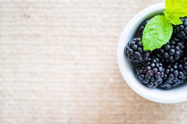 Böğürtlen küçük bir kap içinde.