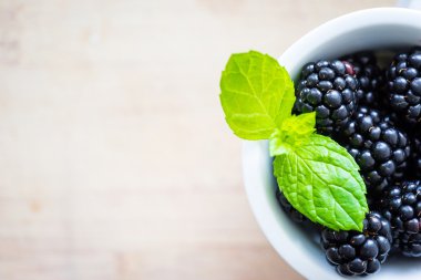 Böğürtlen küçük bir kap içinde.