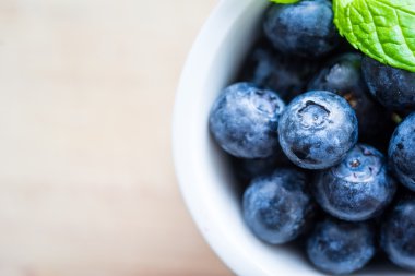 Tahta bir masada yaban mersini.