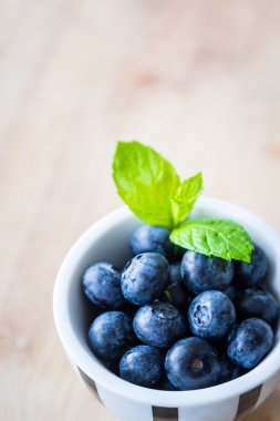 Tahta bir masada yaban mersini.