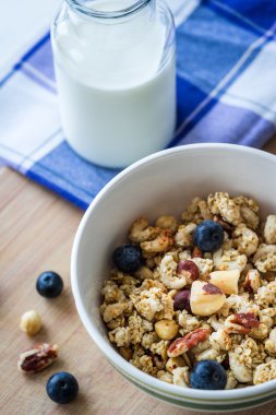 Tahta masadaki sağlıklı kahvaltı.