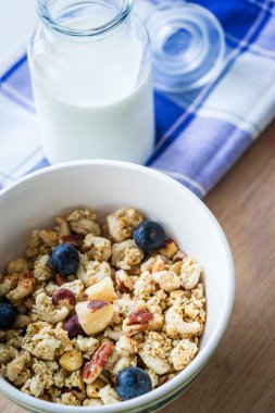 Tahta masadaki sağlıklı kahvaltı.