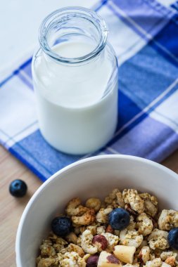 Tahta masadaki sağlıklı kahvaltı.