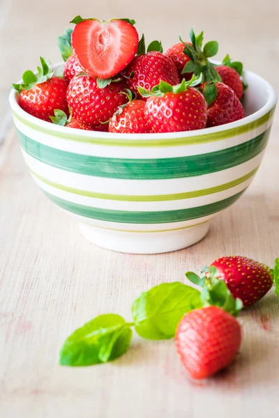 Fresh strawberries in a bowl. — Stock Photo, Image