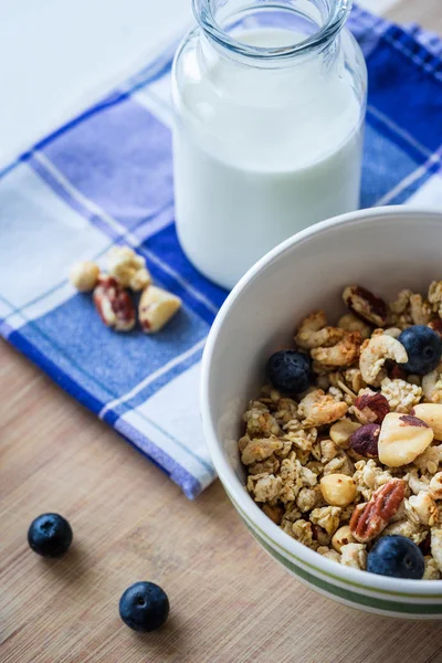 Tahta masadaki sağlıklı kahvaltı.