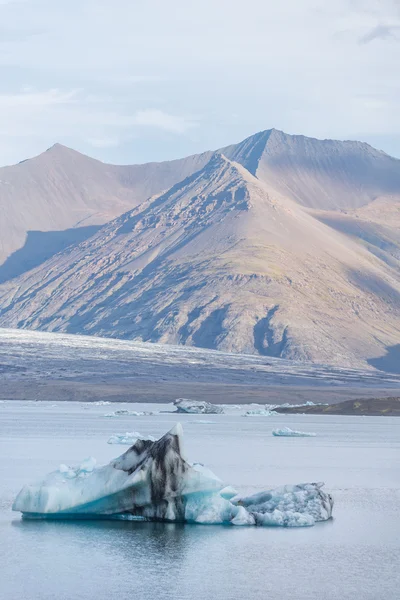 氷の湖、アイスランドの氷山の垂直方向のビュー. — ストック写真