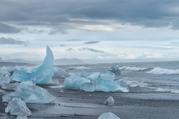 Vista panorámica de la orilla del océano con muchos icebergs cerca de la laguna de Jokulsarlon, Islandia . —  Fotos de Stock