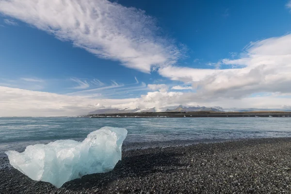 Malerischer Blick auf die Meeresküste mit Eisberg in der Nähe der jokulsarlon Lagune, Island. — Stockfoto