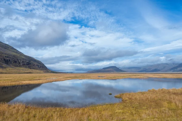 Vista panoramica del paesaggio selvaggio islandese con lago . — Foto Stock