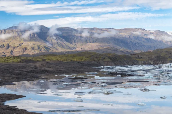 Scenic view of wild Icelandic landscape with ice lagoon. — Stock Photo, Image