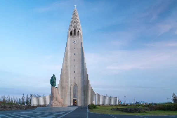 Abendblick auf die berühmte Hallgrimskirkja, Reykjavik, Island. — Stockfoto