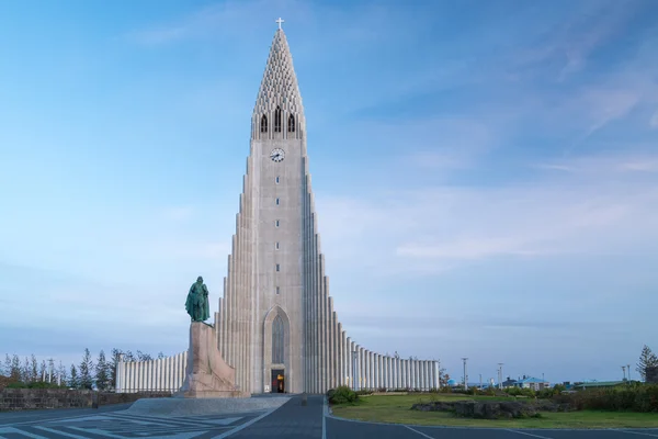 Vista nocturna de la famosa Hallgrimskirkja, Reikiavik, Islandia . — Foto de Stock