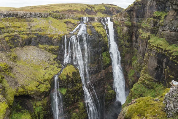 Vodopádu Glymur - druhá nejvyšší vodopád Islandu — Stock fotografie