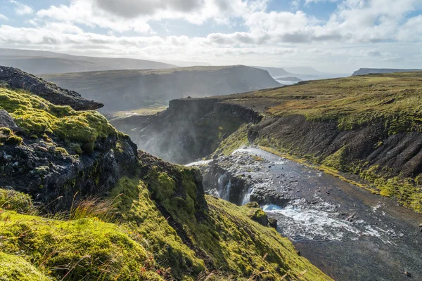 Vista panorámica del paisaje salvaje islandés con el río . —  Fotos de Stock