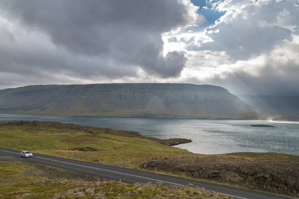 Malowniczy widok islandzki krajobraz z fiord. — Zdjęcie stockowe