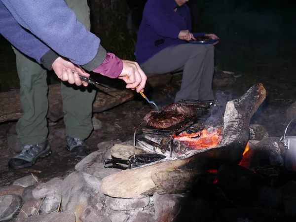 Steaks grillés sur le feu de camp — Photo