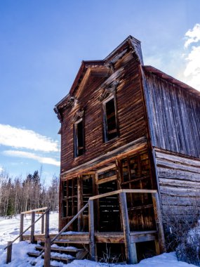 Eski, terk edilmiş ahşap iki katlı binanın