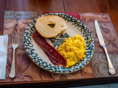Kahvaltı, bıçak ve çatal ile servis edilir