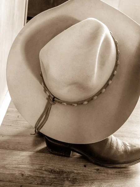 Cowboyhut und -stiefel, Sepia — Stockfoto