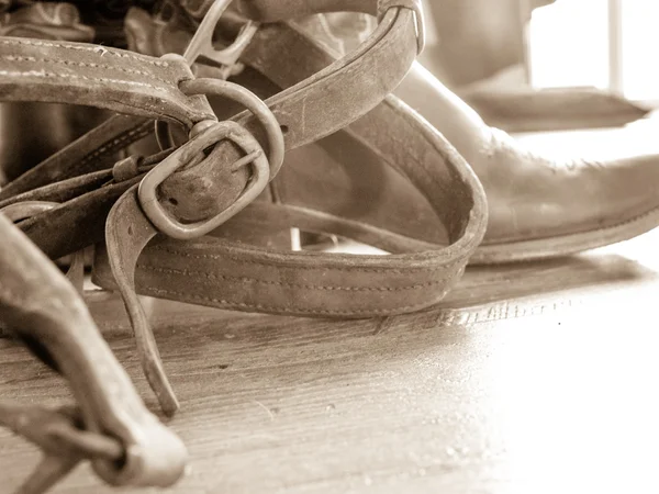 Шкіряна мостинка, черевики на задньому плані — стокове фото