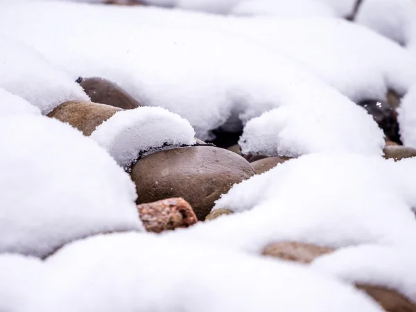 Makro aus Flussgestein und starkem Schnee — Stockfoto