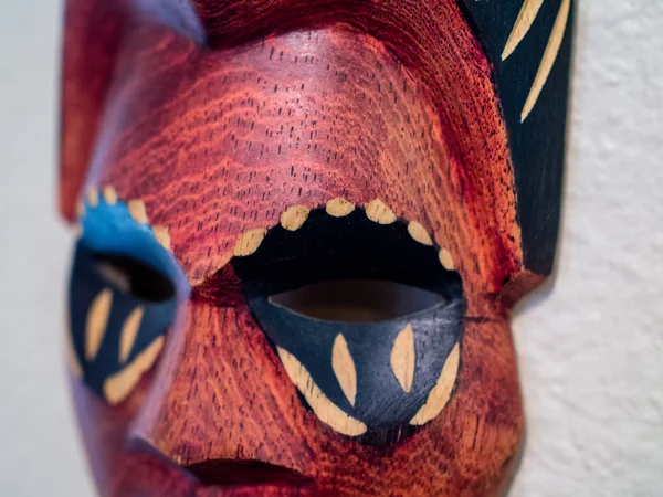 Kapatmak - yukarıya-in Afrika maskesi oyulmuş — Stok fotoğraf