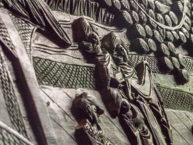 Kabartma oyma insan figürleri