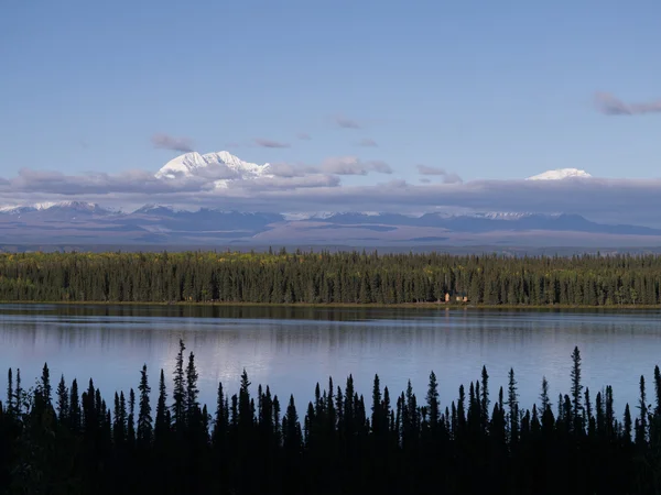 Cabaña de lago solitario en gran lago de montaña —  Fotos de Stock