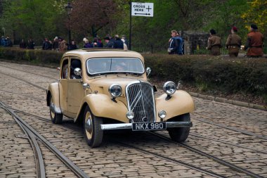 CRICH, ENGLAND - 17 Nisan 2017: İkinci Dünya Savaşı 'nda klasik Citroen arabası - İngiltere' nin Derbyshire kentindeki Crich Tramway Village 'da 1940' ların ev yapımı etkinliği.