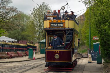 CRICH, ENGLAND - 17 Nisan 2017: İkinci Dünya Savaşı 'nda klasik tramvay - İngiltere' nin Derbyshire kentindeki Crich Tramvay Köyü 'nde 1940' ların ev yapımı tramvay etkinliği.