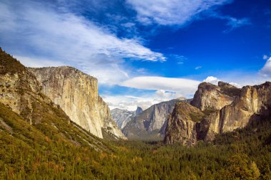 Kaliforniya 'daki Yosemite Vadisi' nin manzarası Tunnel Overlook 'dan mavi gökyüzü ile birlikte geç bir yaz öğleden sonrası.