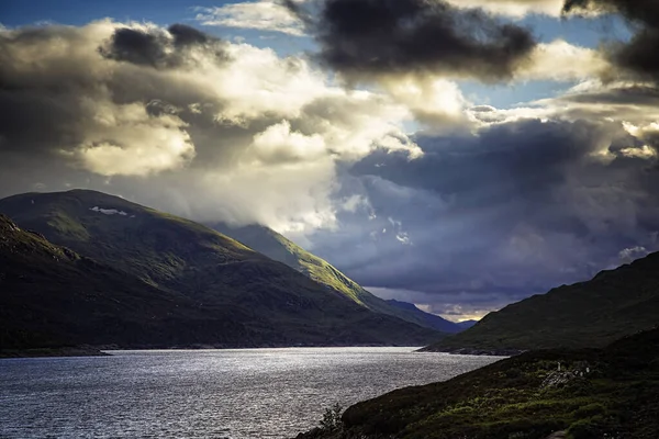 Dramatiskt Solljus Och Moln Vid Loch Mullardoch Fördämd Reservoar Skottlands — Stockfoto
