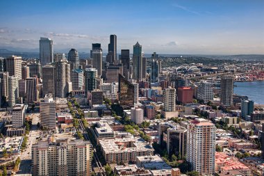 SEATTLE, WA - 19 EPTEMBER 2011: Uzaktaki Puget Sound ve Mount Rainier 'ın kenarlarını gösteren Seattle şehir merkezinin havadan görüntüsü.