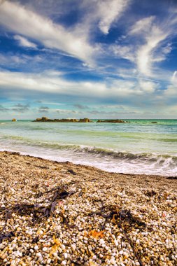Güney İngiltere 'de Dorset' in Jurassic sahilindeki Man O 'War Koyu' ndaki plaj ve kayalar..