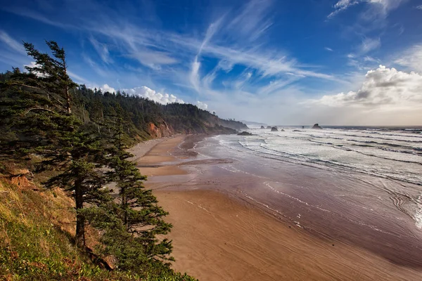 Oregon Kıyısındaki Ecola State Parkı Ndaki Hint Plajı Mavi Gökyüzünün — Stok fotoğraf