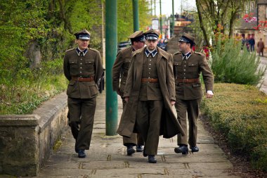 CRICH, ENGLAND - 17 Nisan 2017: İkinci Dünya Savaşı 'nda tarihi askeri üniformalı adamlar Derbyshire' daki Crich Tramway Village 'da 1940' ların ev cephesi etkinliği.