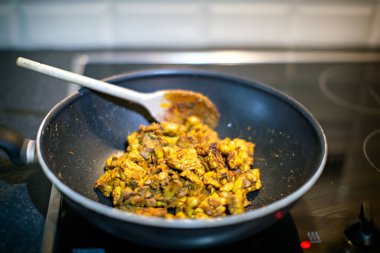 Tavada pişirilen tavuk etine alternatif olarak bitki bazlı sebze körisi..